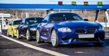 Luxuslimousine und Sportwagen auf der Straße – Autoexport aus Siegen Luxuslimousine und Sportwagen auf der Straße – Autoexport aus Siegen